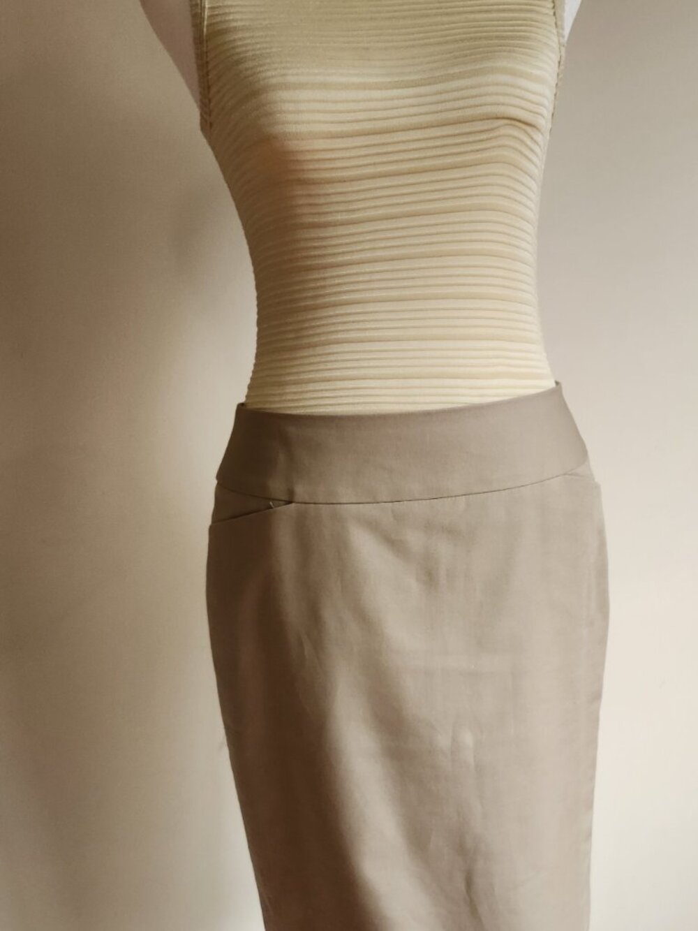 Nordstrom (HALOGEN) Hidden Zip Beige Straight skirt, Size 4